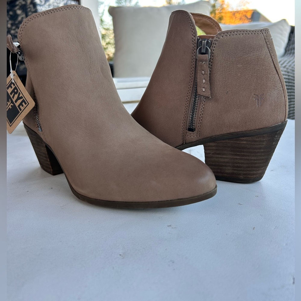 Frye Grey-Taupe Soft Suede Double Zip Entry Low Block Ankle Booties Sz 9.5 NIB